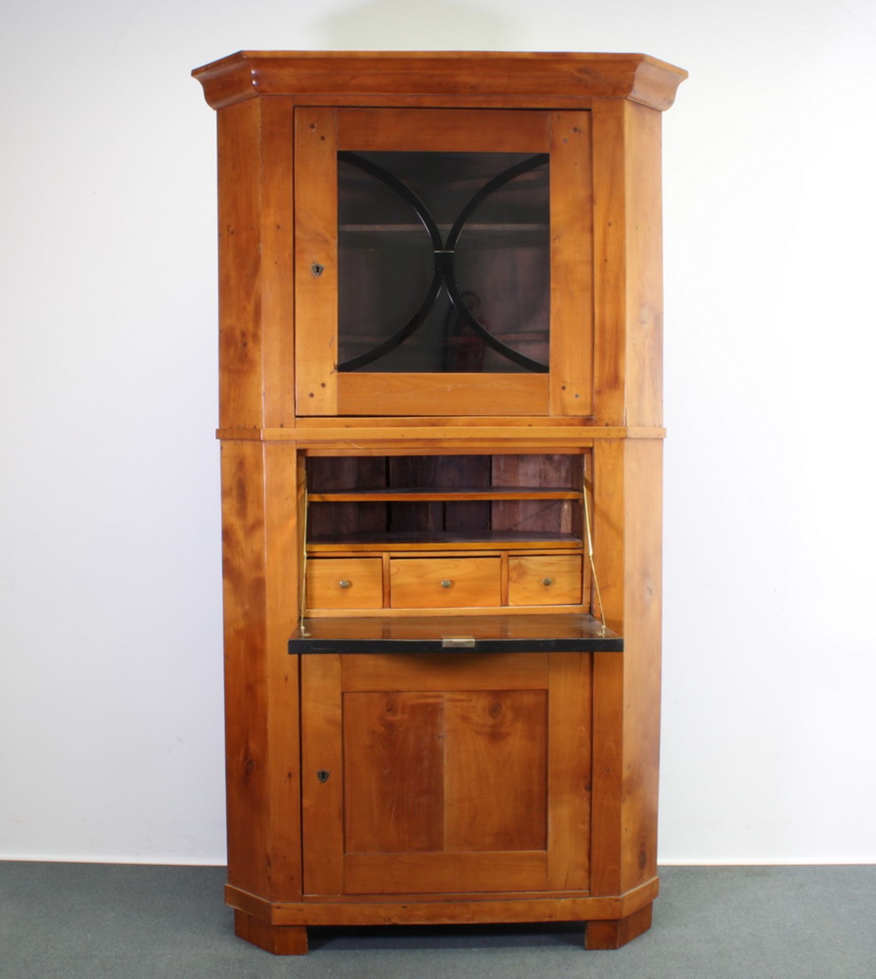 Ecksekretär, Biedermeier, um 1825, Kirschbaum, unten eine geschlossene Tür, darüber Klappfach, i - Image 2 of 2