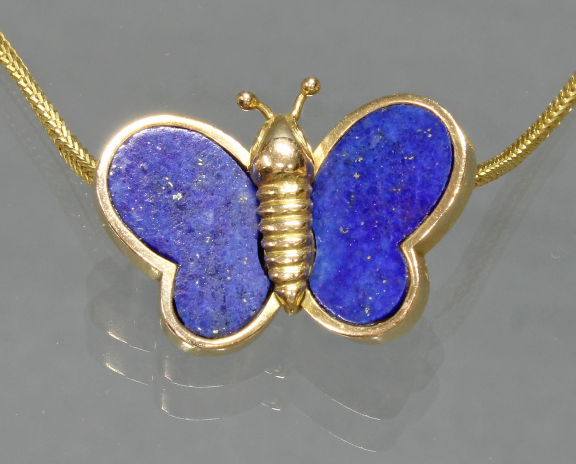 Anhänger, 'Schmetterling', GG 585, Lapislazuli, 5 g, an Collierkette, GG 750, 2 g