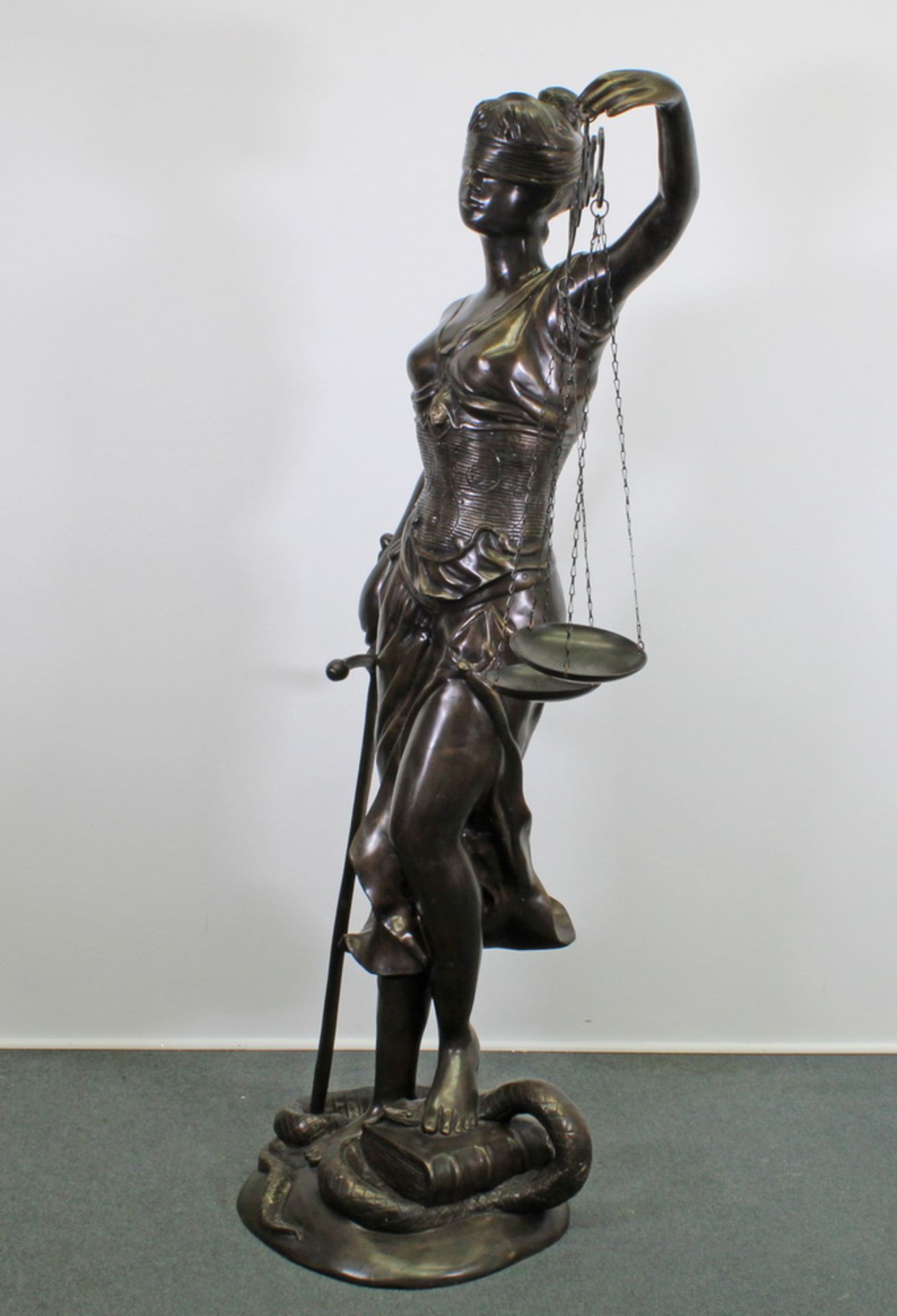 Bronze, "Justitia - Allegorie der Gerechtigkeit", ca. 30 kg, 157 cm hoch, Waage abnehmbar. Schwere - Image 2 of 5