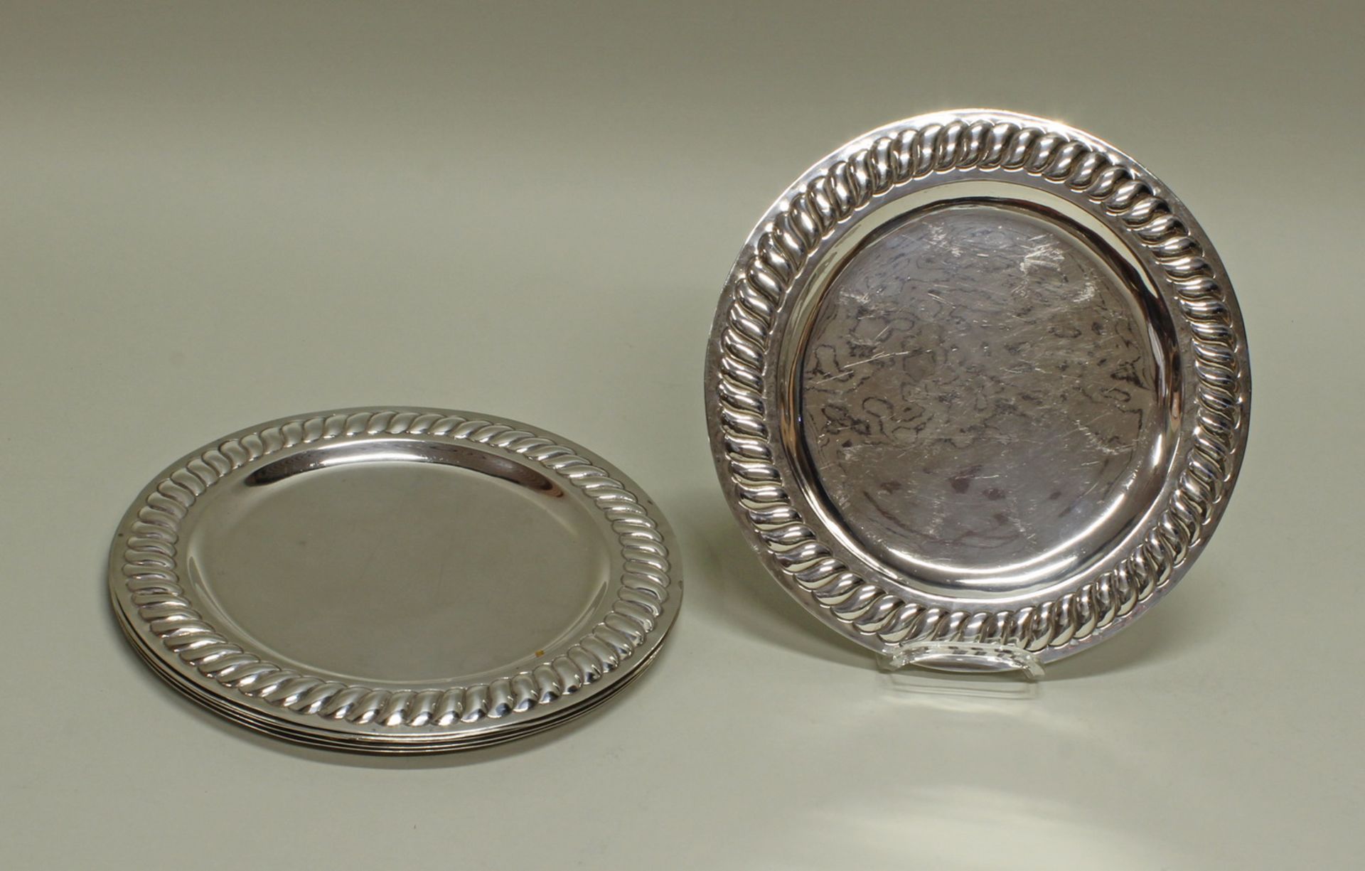 6 Platzteller, Silber 925, Flechtrand, glatter Spiegel, ø 28 cm, zus. ca. 3.360 g, Gebrauchsspuren