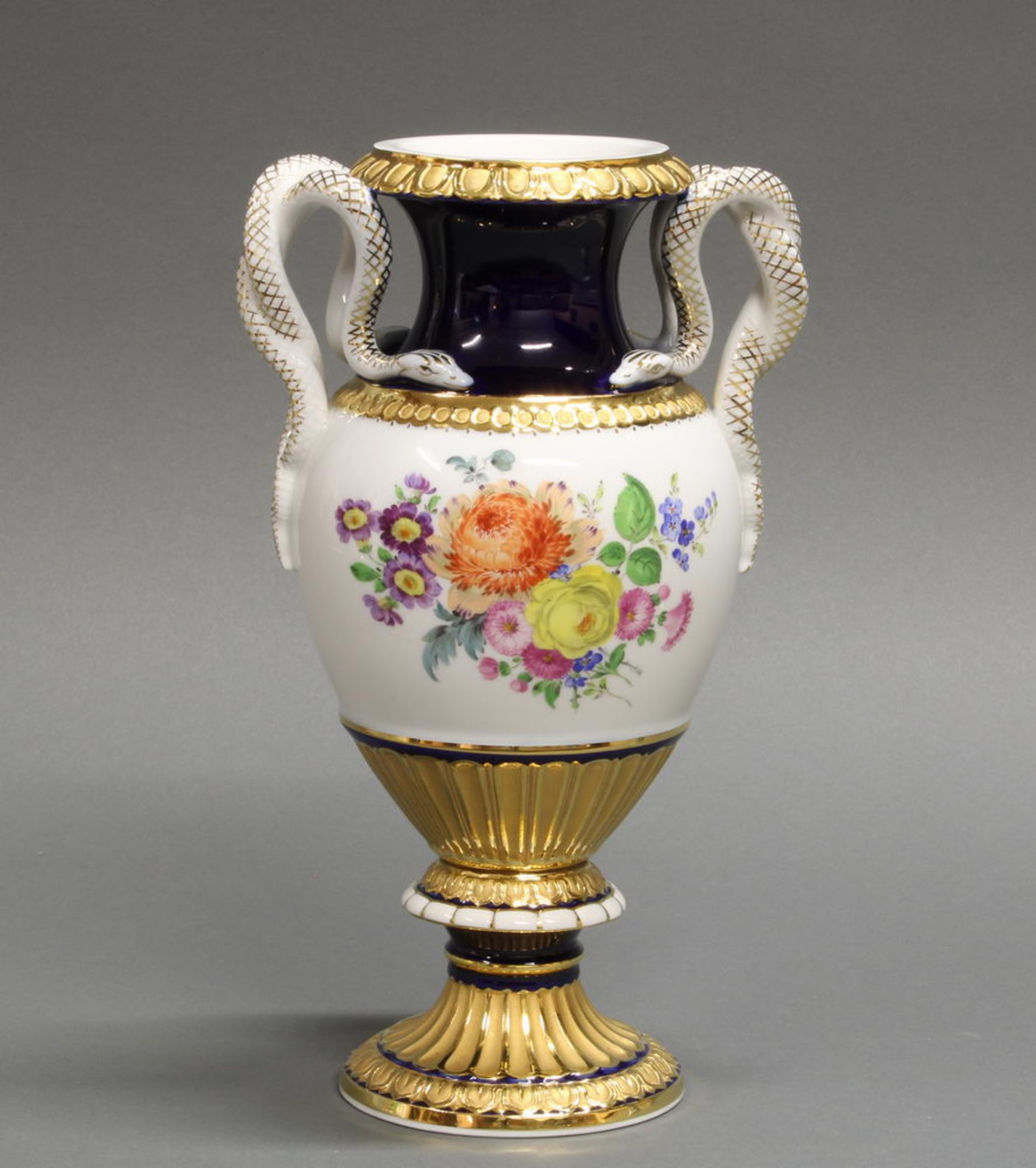 Schlangenhenkelvase, Meissen, Schwertermarke, 2. Wahl, königsblau/weiß, Goldbronze, beidseitig be