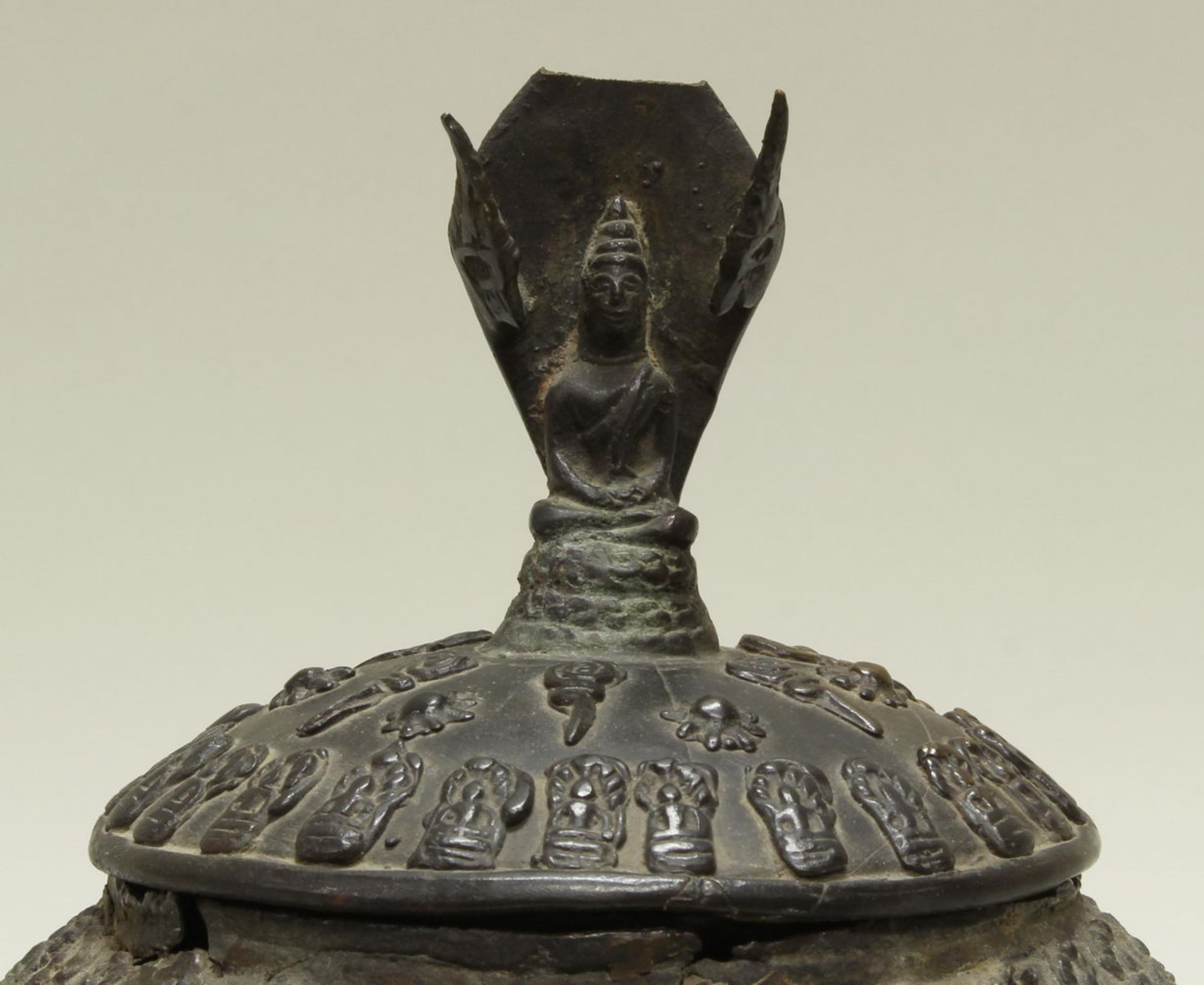 Opfergefäß, Burma/Thailand, neuzeitlich, hsun-ok, Bronze, bauchige Wandung mit Figuren, Standfuß - Image 2 of 2