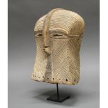 Gesichtsmaske, Songe, DR Kongo, Afrika, Holz mit linearen Schnitten, helle Patina, 34 cm hoch, Meta