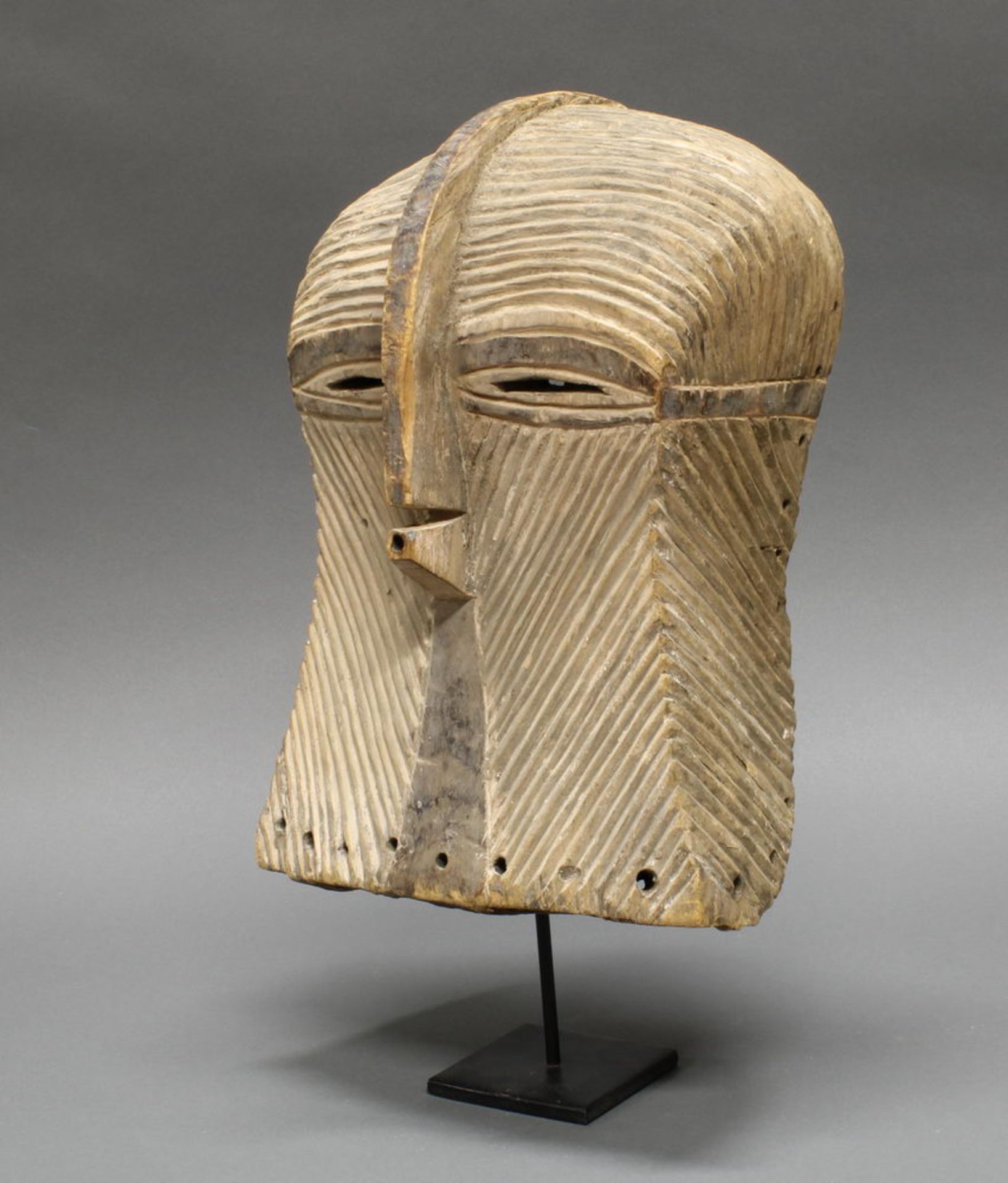 Gesichtsmaske, Songe, DR Kongo, Afrika, Holz mit linearen Schnitten, helle Patina, 34 cm hoch, Meta