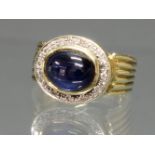 Ring, GG 585, 1 Saphir-Cabochon, Diamantbesatz, 7 g, RM 18