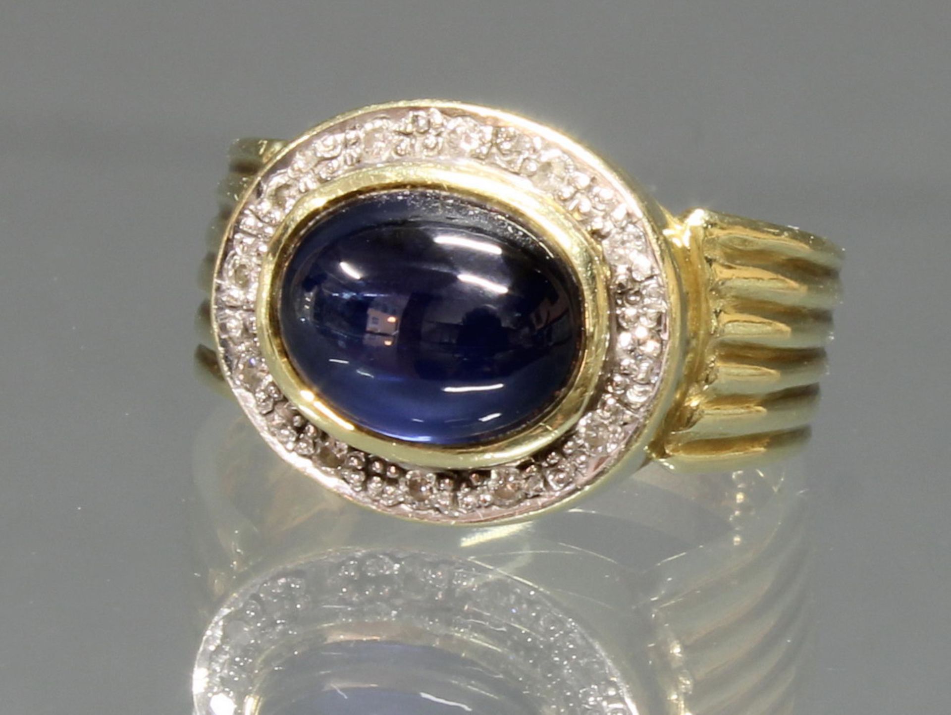Ring, GG 585, 1 Saphir-Cabochon, Diamantbesatz, 7 g, RM 18