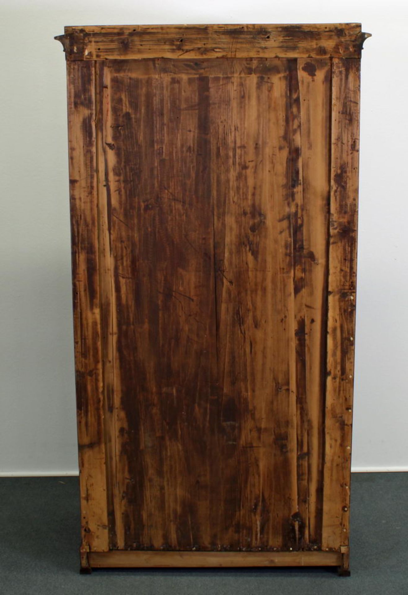 Schrank, Ende 19. Jh., Mahagoni, Tür mit Schildeinlagen, innen Kleiderstange, 156 x 82 x 48.5 cm, - Image 2 of 2
