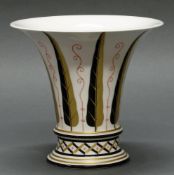 Vase, KPM Berlin, Trompetenform, Lanzettblattdekor, schwarz, golden und eisenrot, Art Deco-Entwurf
