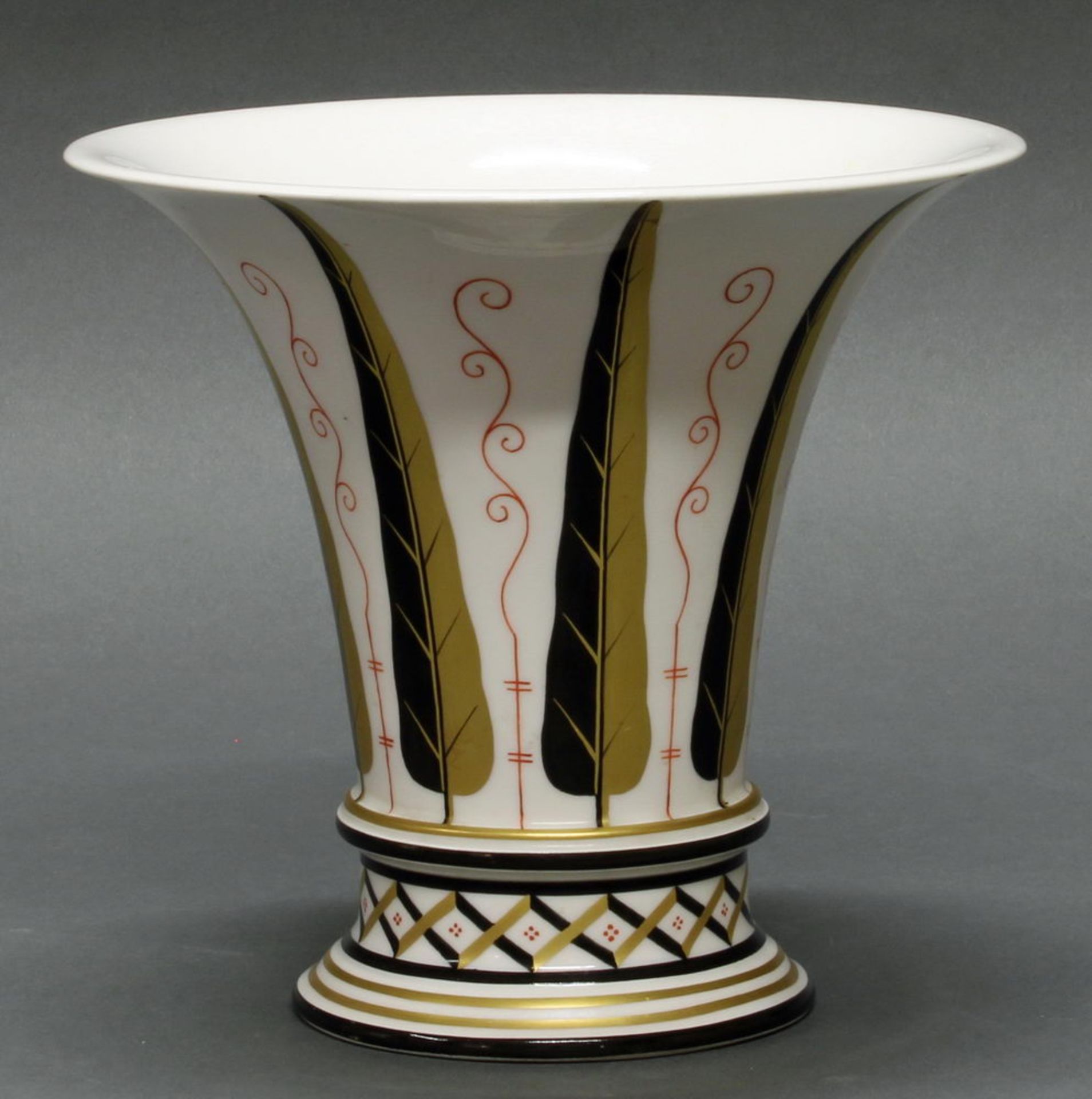 Vase, KPM Berlin, Trompetenform, Lanzettblattdekor, schwarz, golden und eisenrot, Art Deco-Entwurf