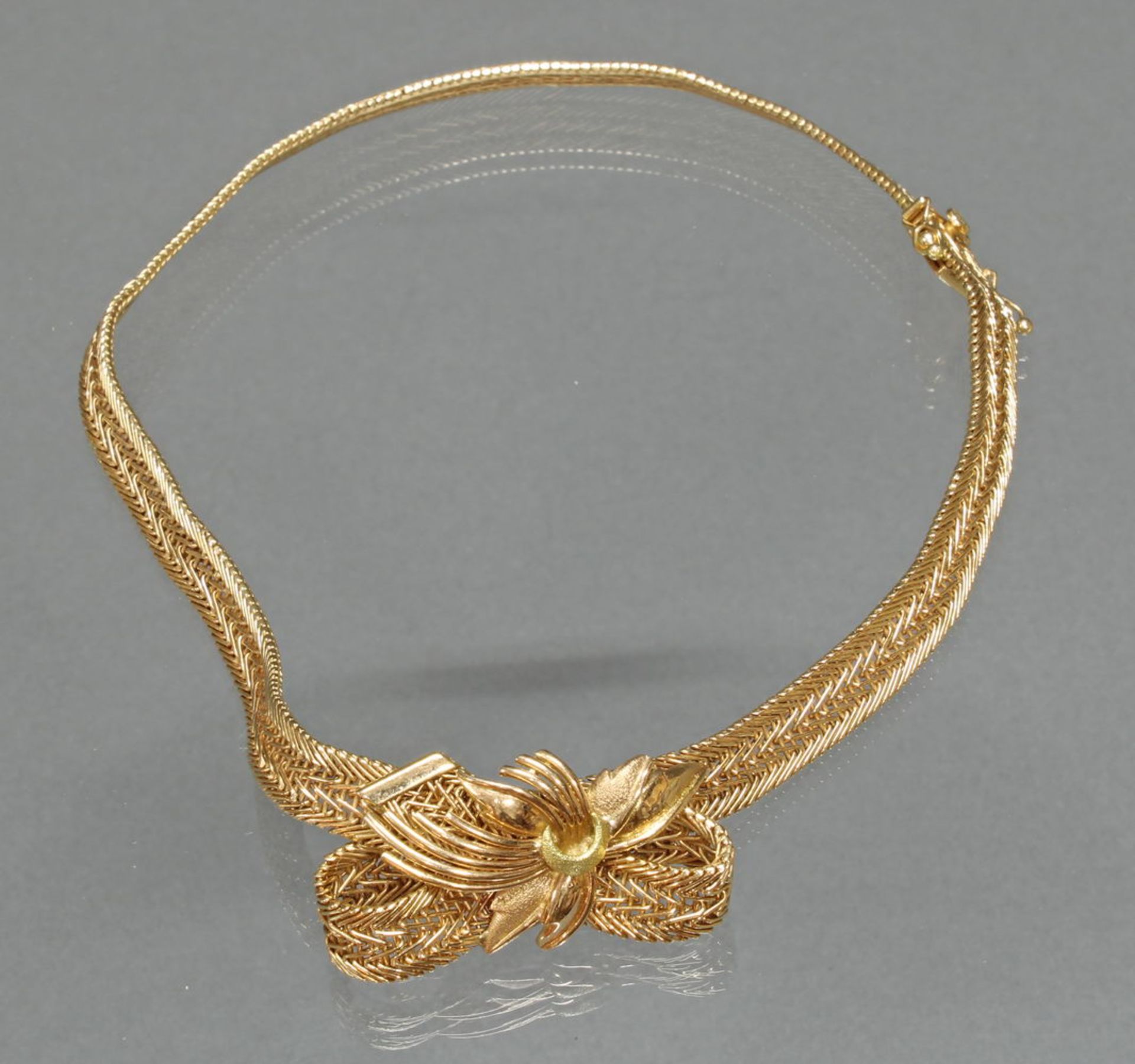 Collier, 1960er Jahre, RG/GG 750, seitliche Goldschleife, 36 cm lang, 48 g