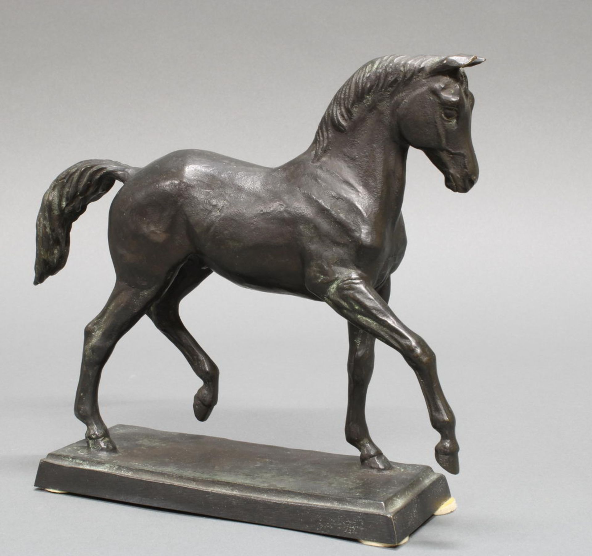 Bronze, schwarz patiniert, "Trabendes Pferd", auf dem Sockel signiert L. Hohner-Schneider, unter de