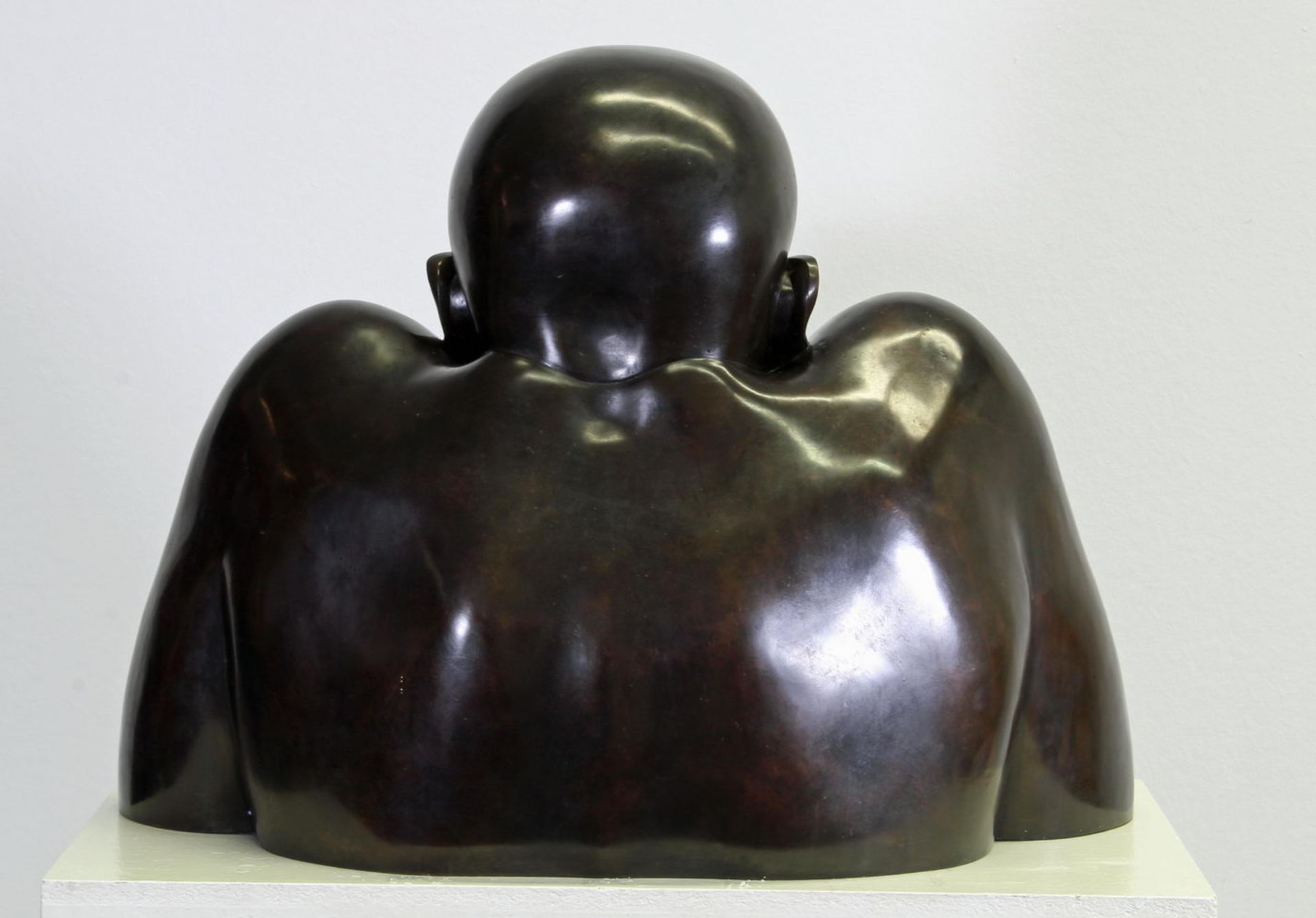 Bronze, schwarz patiniert, "Grosse Büste II", 1994, 46.5 cm hoch, 60 cm breit, weißer Holzsockel - Image 3 of 3