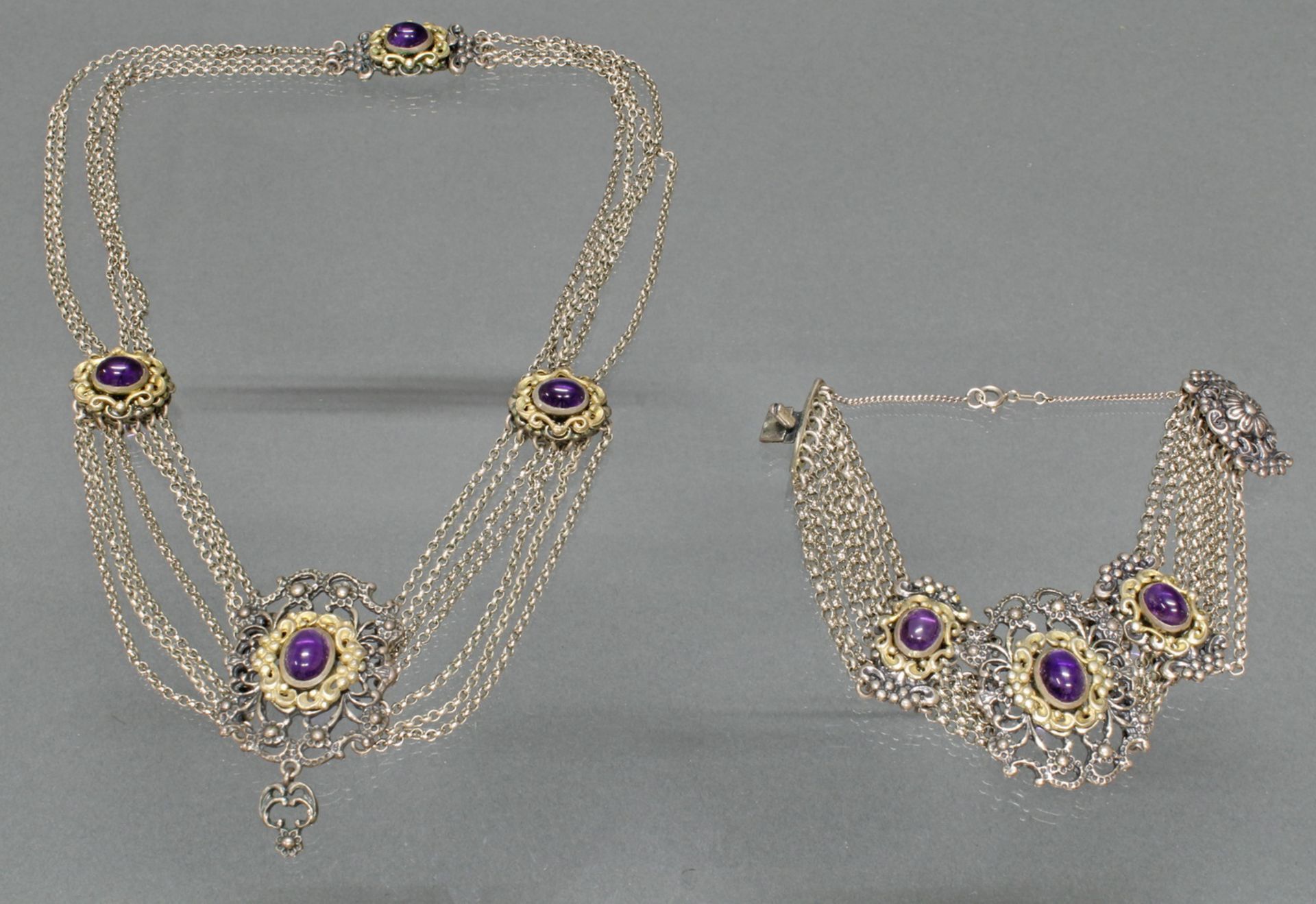 Trachtenschmuck-Set, um 1900, Silber 800: Collier und Armband, je mit 3 Amethyst-Cabochons auf verg