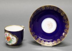 Tasse, Meissen, Schwertermarke, 1850-1924, 1. Wahl, königsblau, bunte Blumenreserve, Goldzier, 6.5
