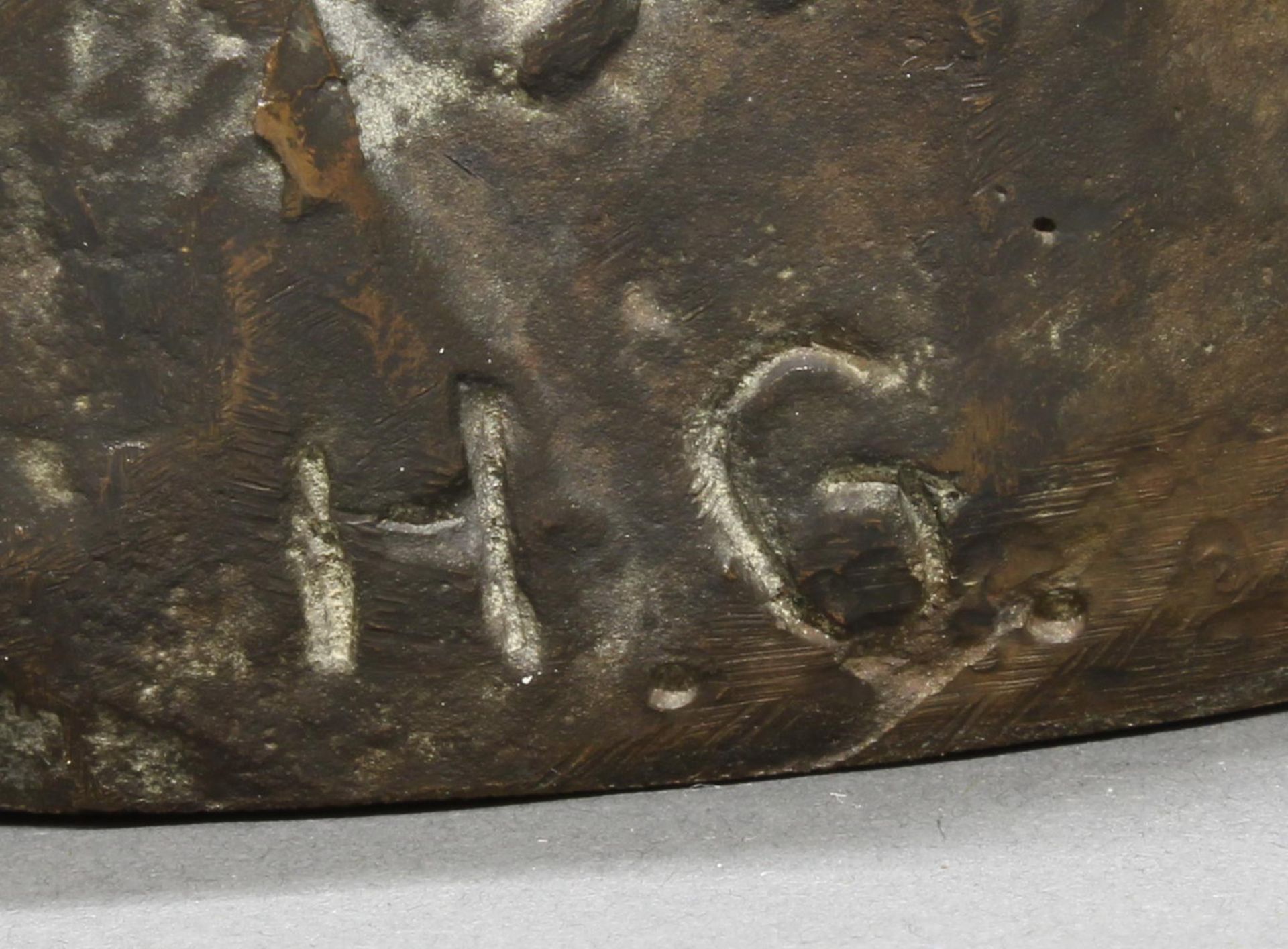 Bronze, schwarz patiniert, "Sitzende Katze", unten seitlich monogrammiert H.G., 19 cm hoch. Hans Ge - Image 4 of 4