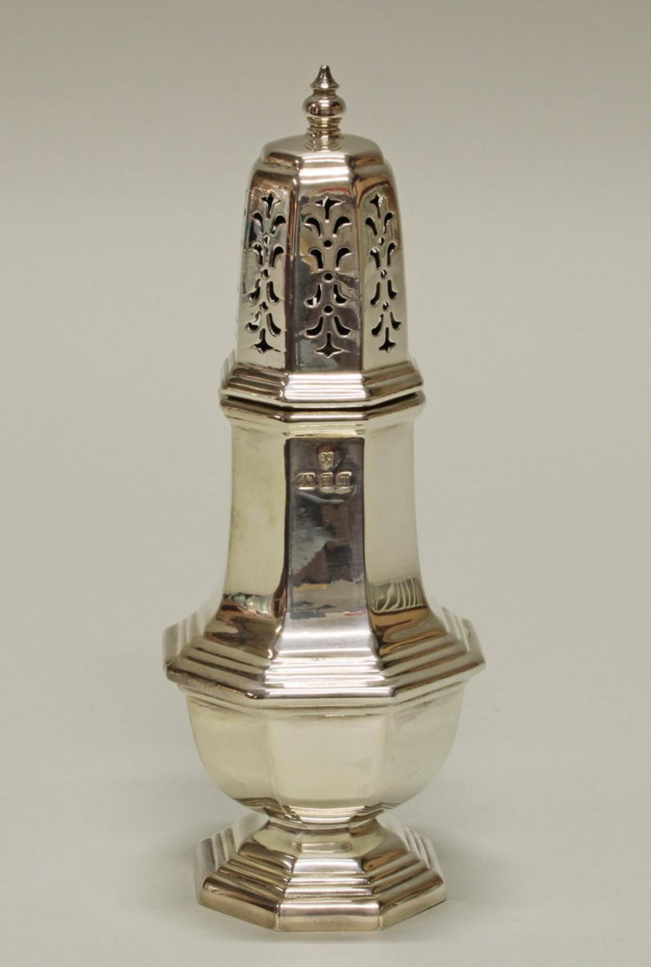 Zuckerstreuer, Silber 925, London, 1967, Meistermarke DJS, oktagonale Balusterform, 18 cm hoch, ca.