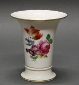 Vase, Meissen, Schwertermarke, 1. Wahl, Trompetenform, bunte Blumen, Goldrand, 16 cm hoch