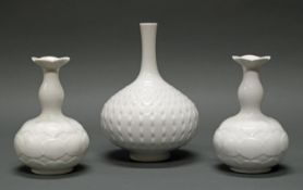 Paar Vasen, "Lotos", Vase, Meissen, Schwertermarke, 1. Wahl, Weißporzellan, Reliefdekore, Modellen