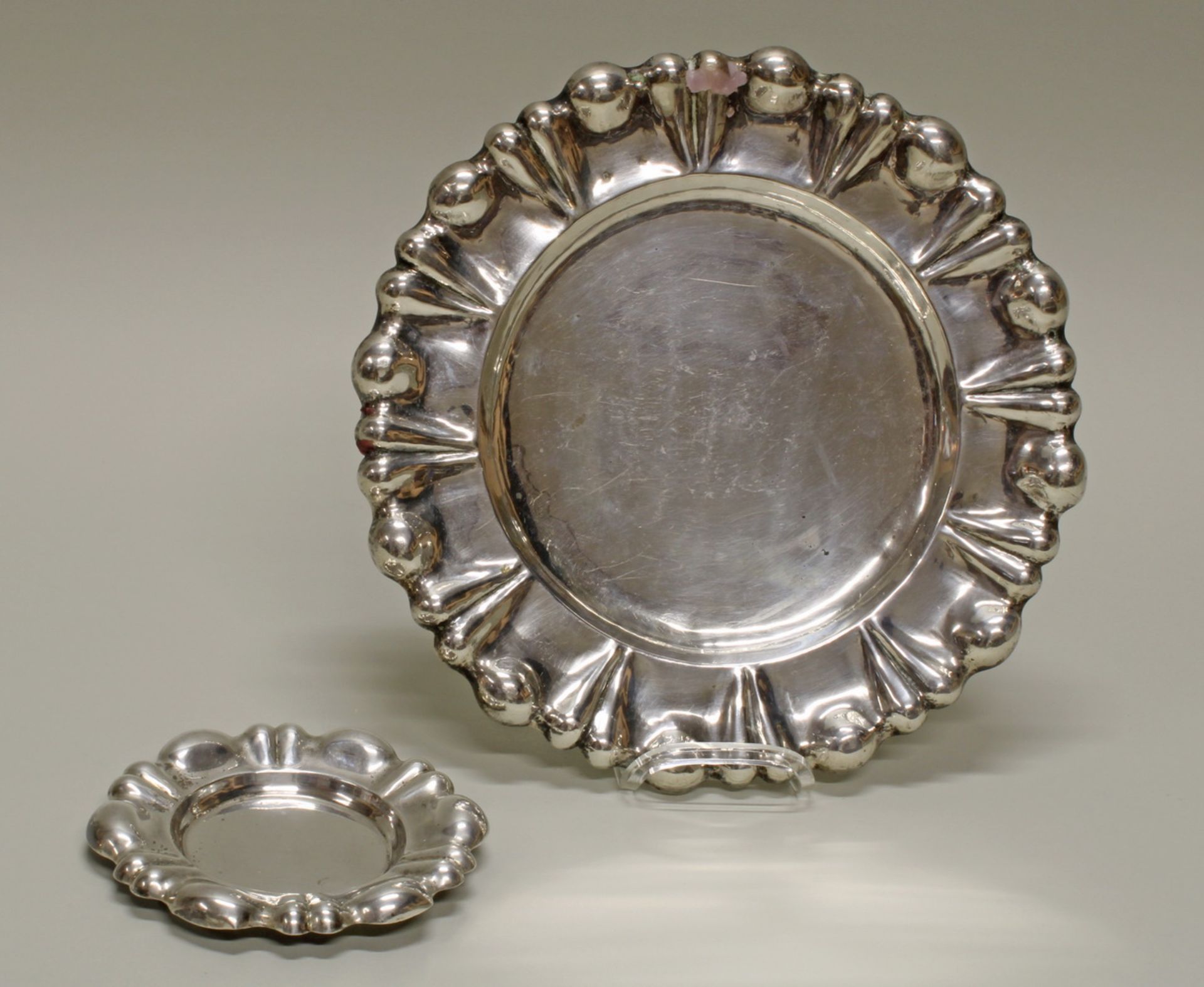 2 Platten, Silber 800, Österreich-Ungarn, 1886-1937, gebuckelte Fahnen, rund, ø 14.5 cm bzw. ø 2