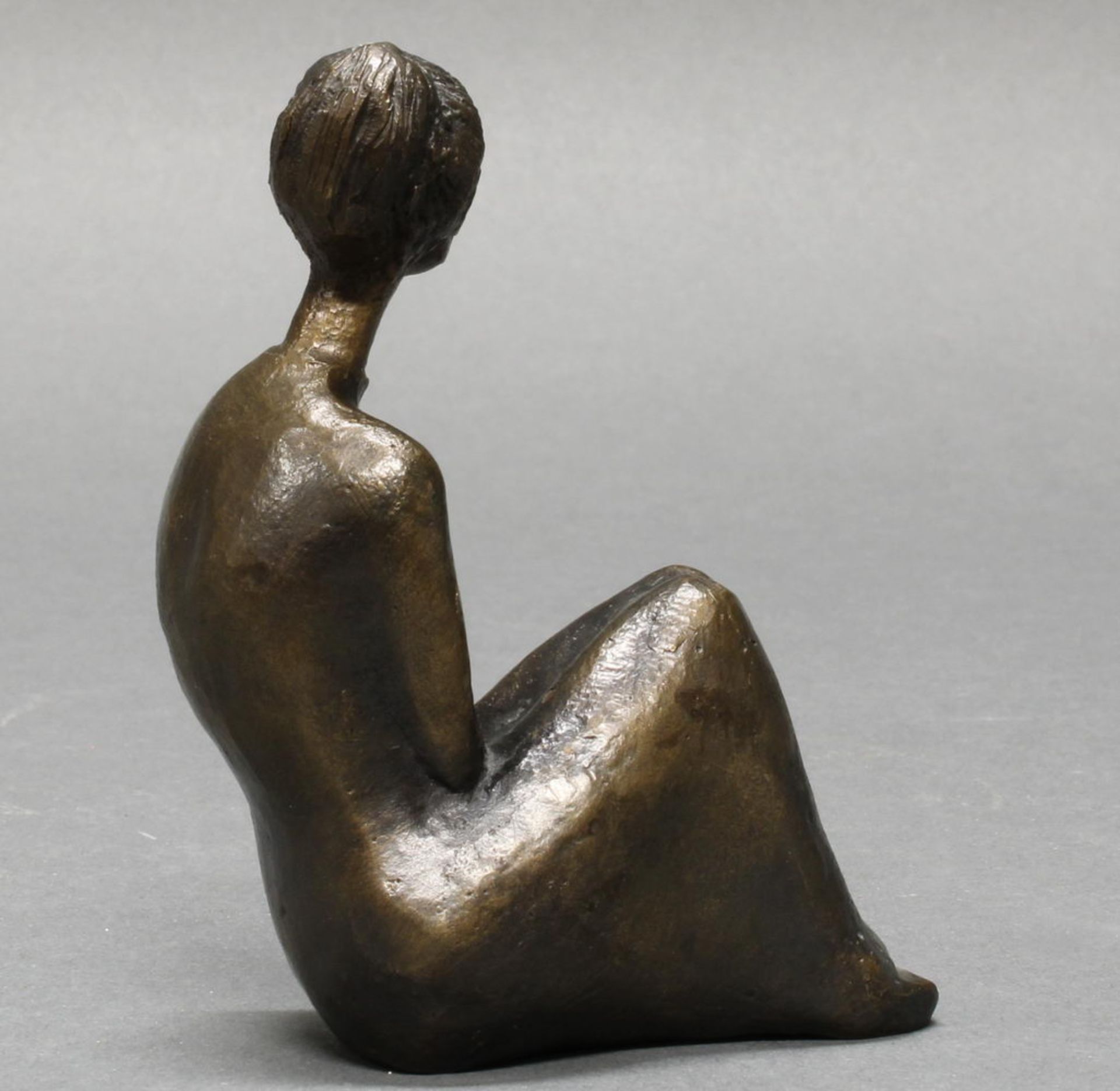 Bronze, "Sitzende Weibliche Figur", verso bezeichnet EM, 10 cm hoch. Provenienz: direkt von der Kü - Image 2 of 3