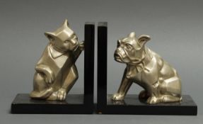 Paar Buchstützen, Art Deco-Stil, "Katze und Hund", Weißmetall, auf schwarz lackiertem Holzstand,