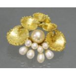 Brosche, 'Seerosenblätter', GG 750, Weißgoldnadel, 9 verschieden große Perlen: 1x ø 9 mm, 4x 7.