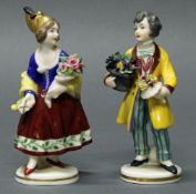 2 Porzellanfiguren, "Biedermeier-Paar", 20. Jh., Blaumarke, polychrom und goldstaffiert, 13 cm hoch