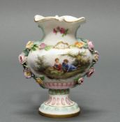 Vase, Meissen, Schwertermarke, 1850-1924, 1. Wahl, schauseitig galantes Paar, plastische Blüten, p