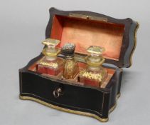 Parfumschatulle, Frankreich, um 1860, Holz, Schwarzlack, Messingeinlagen, innen drei goldverzierte