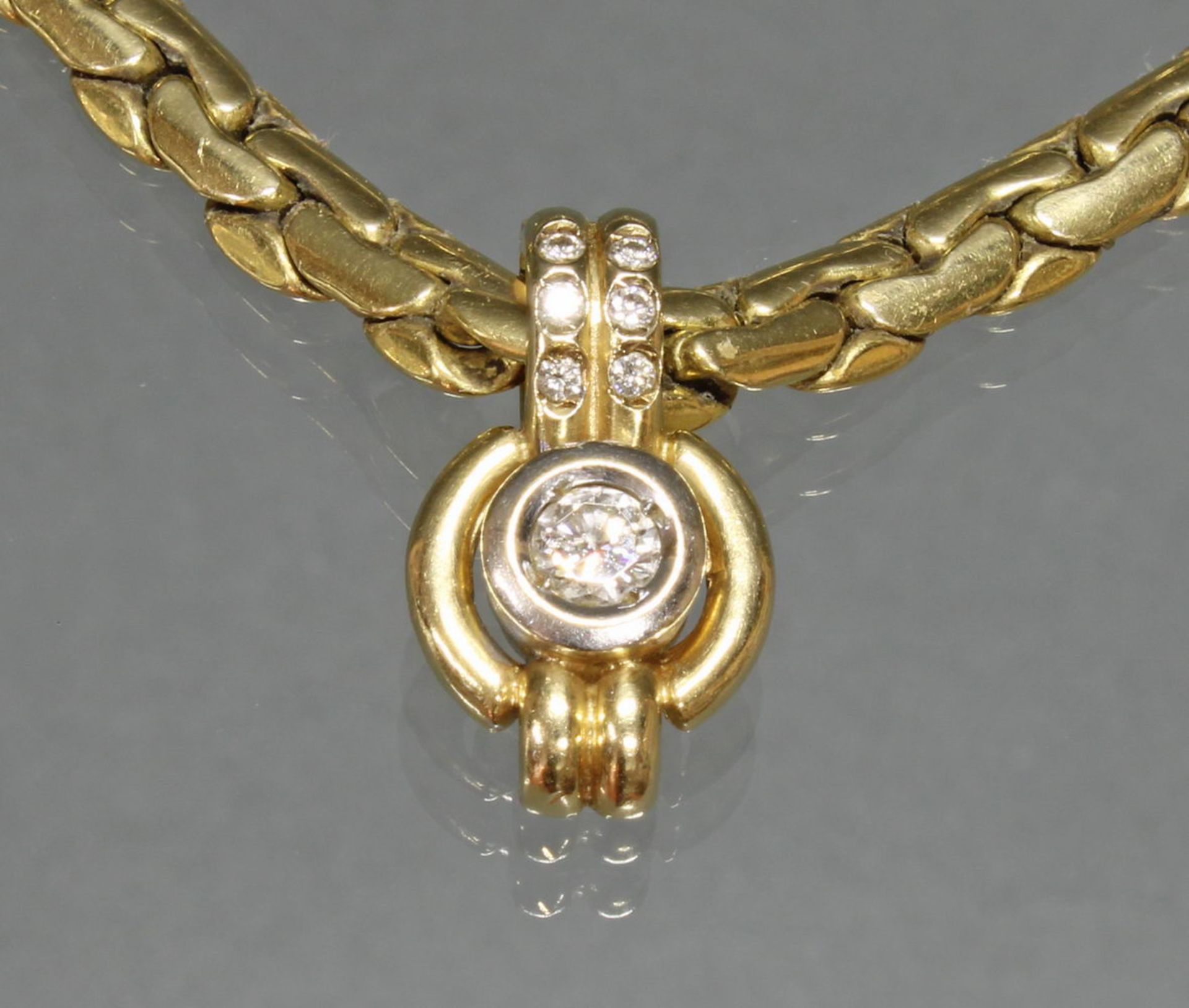 Anhängerclip, WG/GG 585, 1 Brillant ca. 0.25 ct., 6 kleine Besatzdiamanten, an Collierkette, GG 58 - Image 2 of 2