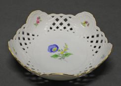 Korbschale, Meissen, Schwertermarke, 1. Wahl, Blume 2, Goldrand, ø 23 cm