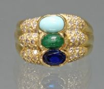 Ring, GG 750, Diamanten zus. gepunzt 0.52 ct., 1 Türkis-, 1 Smaragd-Cabochon, 1 facettierter blaue