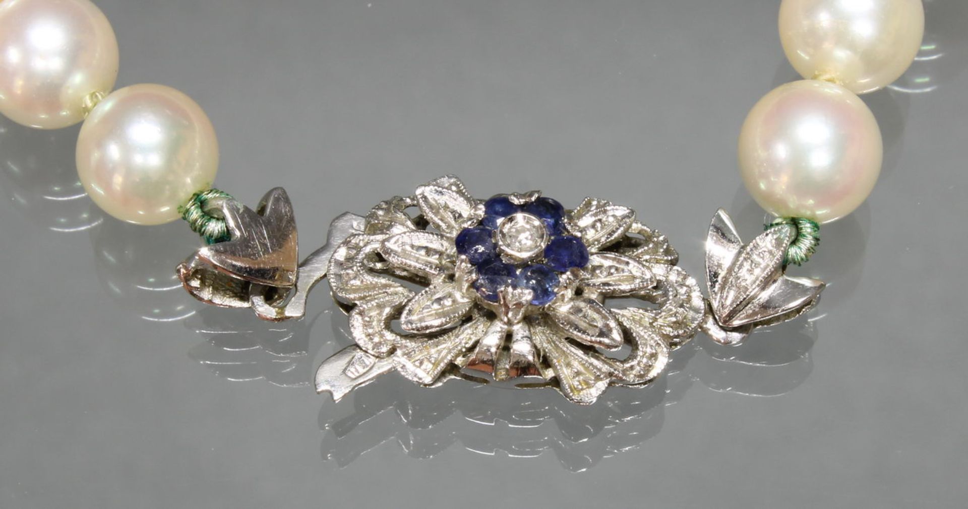Perlenkette, 53 Akoya-Zuchtperlen ø ca. 7 mm, Schließe WG 750, 1 kleiner Brillant, 6 kleine facet - Image 2 of 2