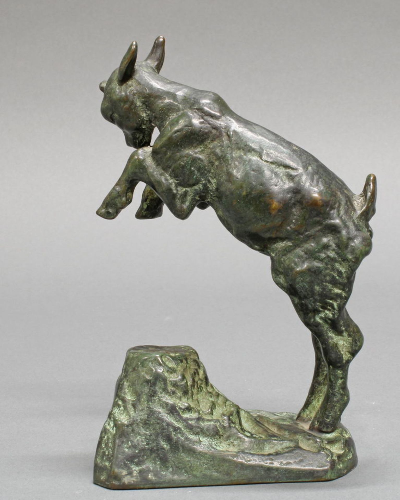 Bronze, grünschwarz patiniert, "Steigender Geißbock", auf der Standfläche Gießerstempel Kunstgu - Image 2 of 2