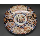 Platte, Japan, um 1900, Porzellan, floraler Imari-Dekor, blaue Bodenmarke, ø 61 cm, Altersspuren,