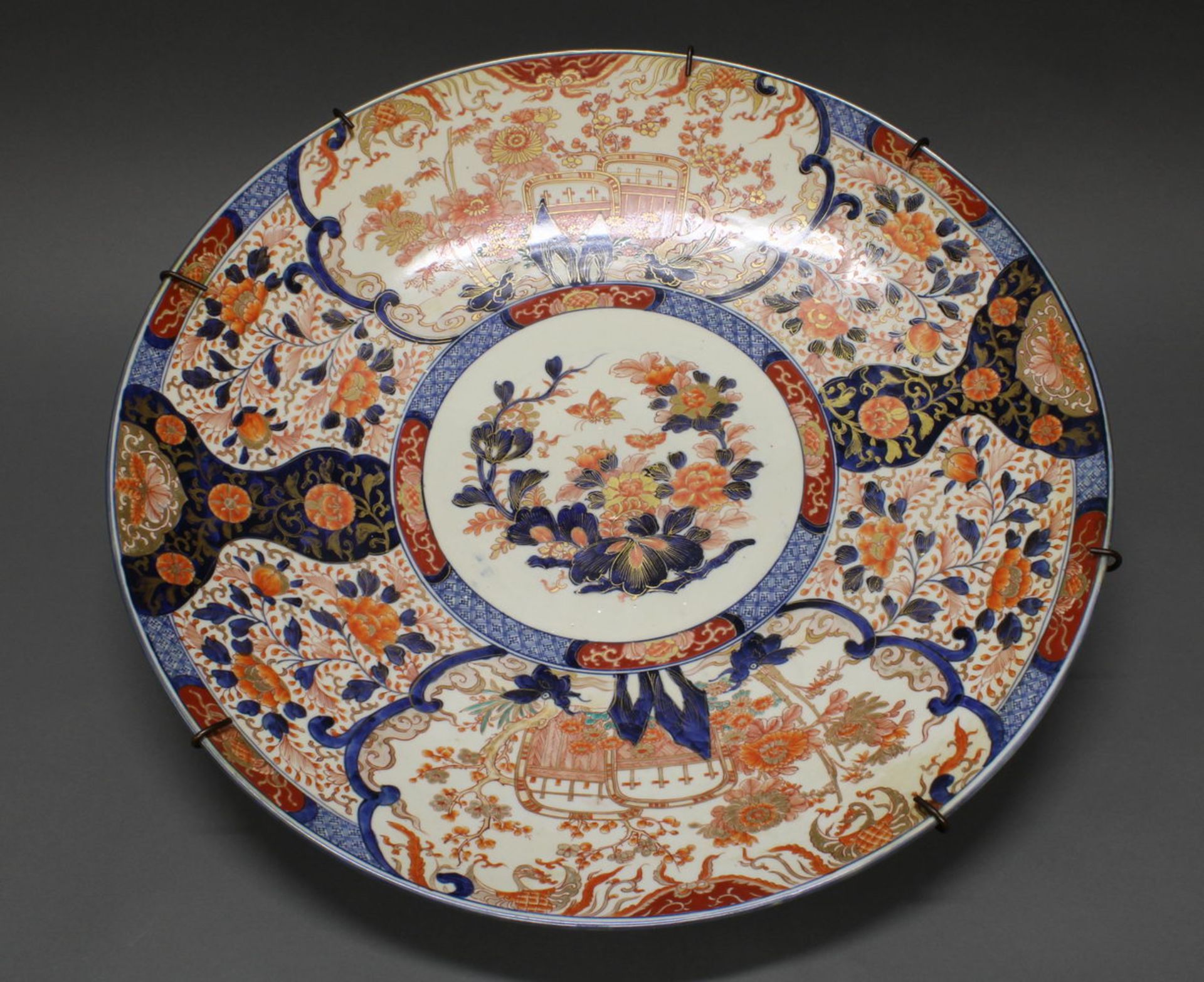 Platte, Japan, um 1900, Porzellan, floraler Imari-Dekor, blaue Bodenmarke, ø 61 cm, Altersspuren,