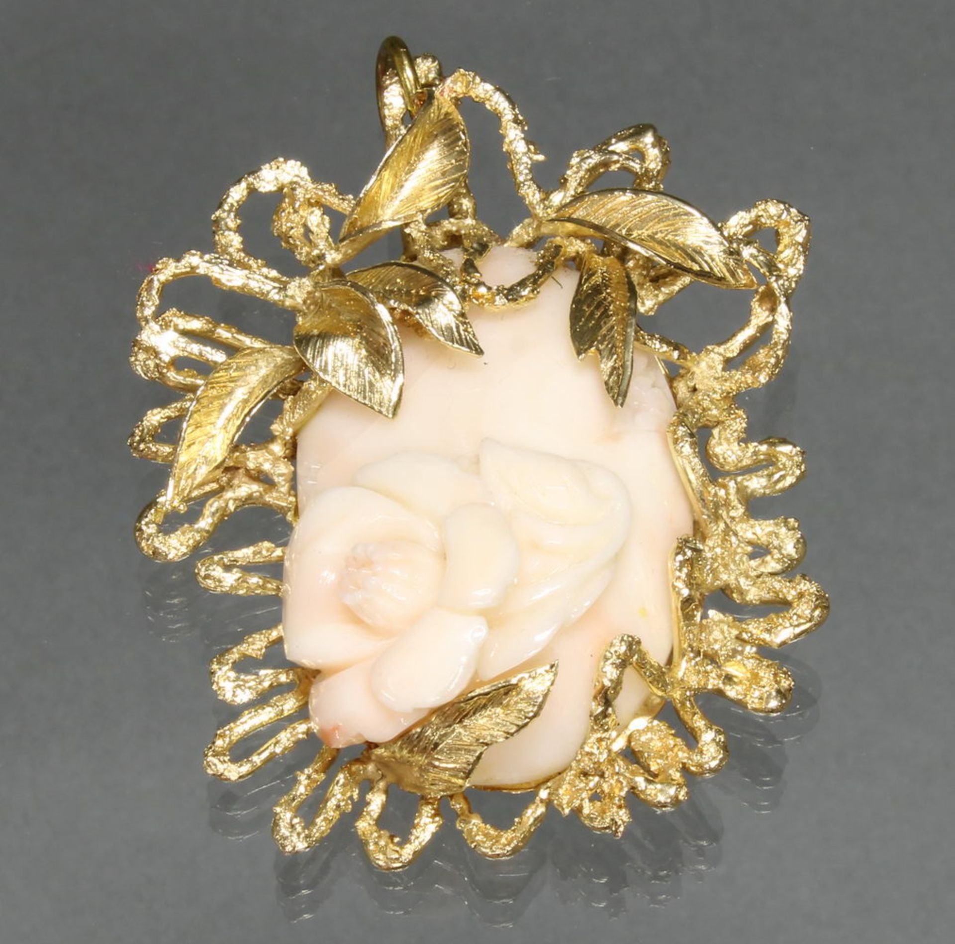 Brosche/Anhänger, GG 585, Engelhautkoralle mit reliefierter Darstellung einer Rose, Goldfassung mi