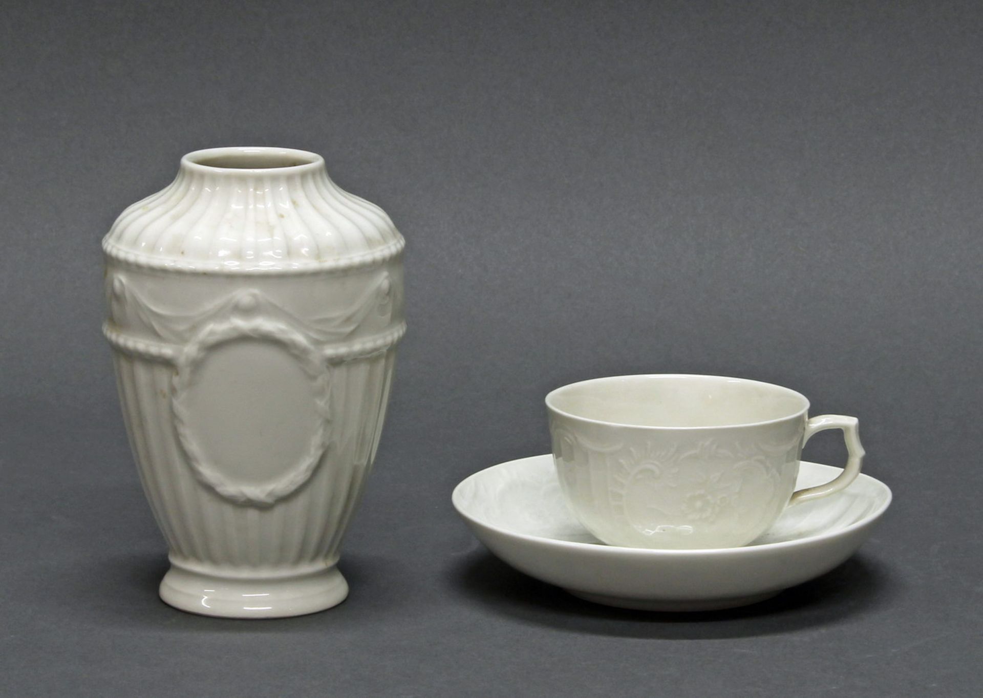 Tasse mit Untertasse, Tischvase, KPM Berlin, teils schwarze Kriegsmarke (Tasse, Tischvase), verschi