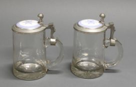 Paar Bierhumpen, Ochsenfurt, um 1900, Glas, farblos, Zinndeckel mit Porzellan-Einlage, Sternmotiv,