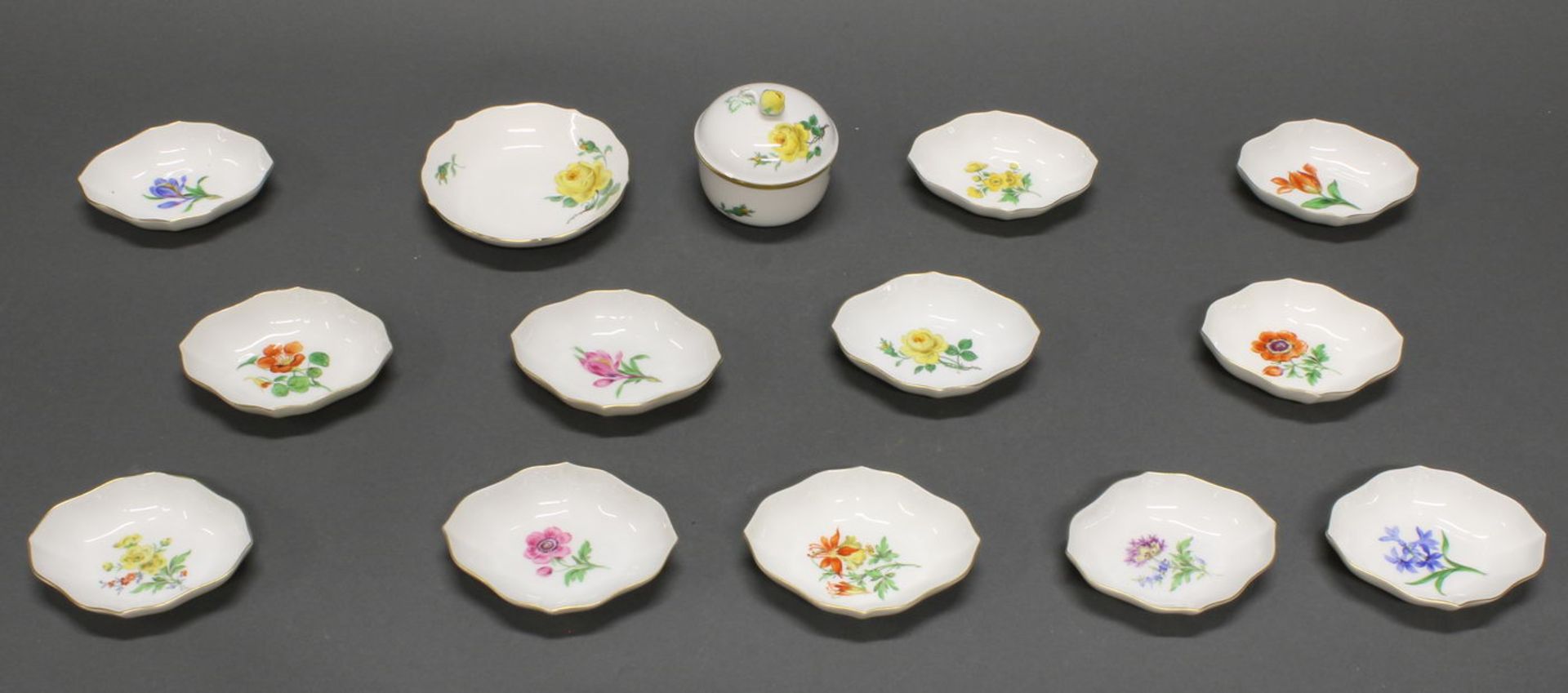 12 Schälchen, Zuckerdose, Tellerchen, Meissen, Schwertermarke, 1./2. Wahl, bunte Blumen, Goldrand,