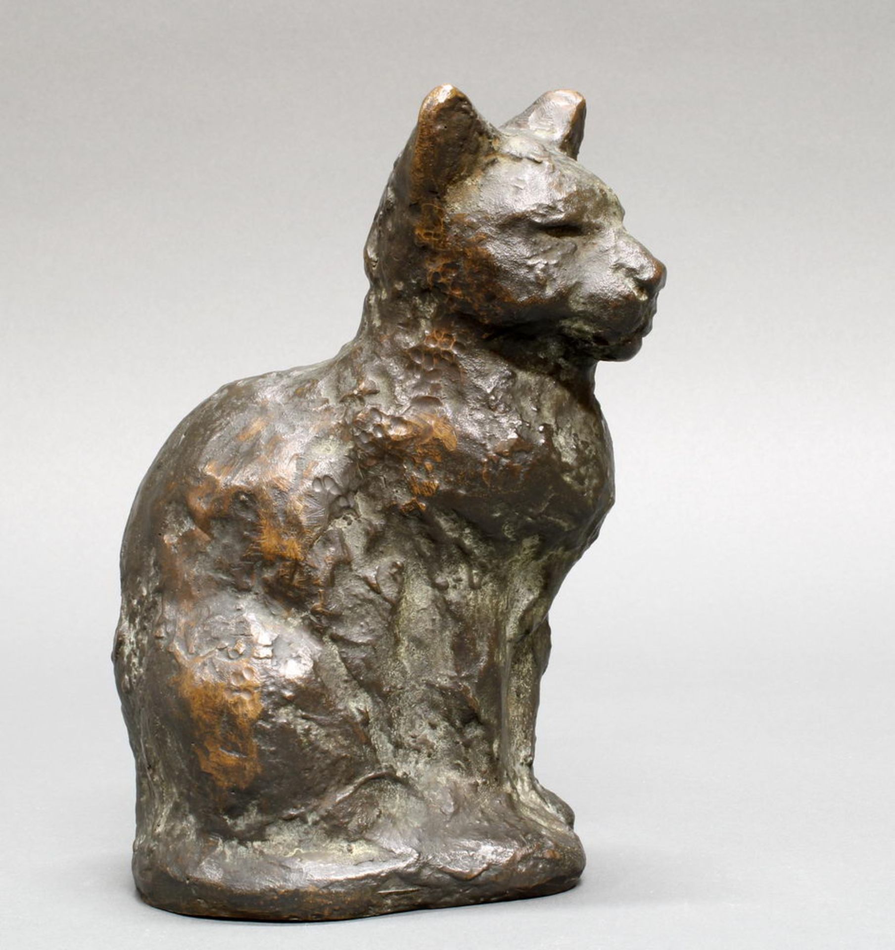 Bronze, schwarz patiniert, "Sitzende Katze", unten seitlich monogrammiert H.G., 19 cm hoch. Hans Ge