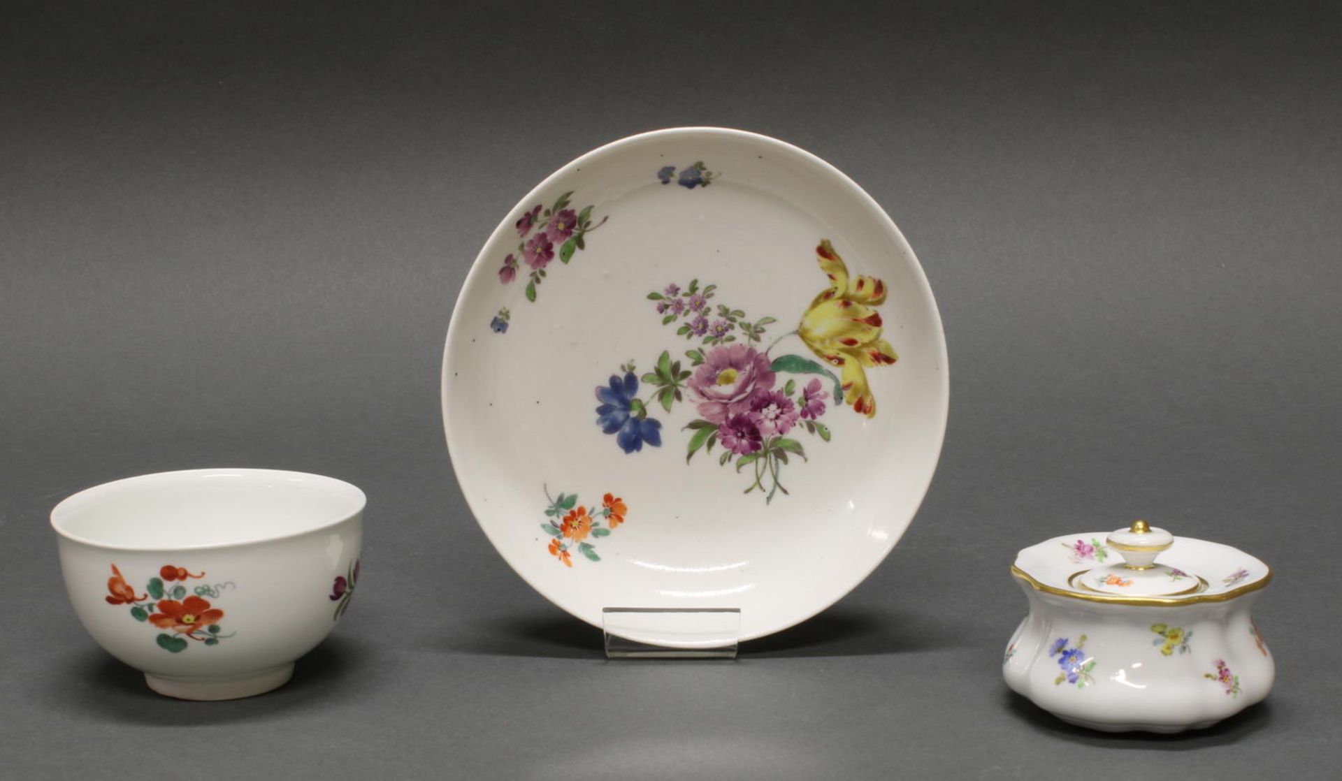 Koppchen, Untertasse, Tintenfass, Meissen, Schwertermarke, 18./19. Jh., bunte Blumen, teils Goldran