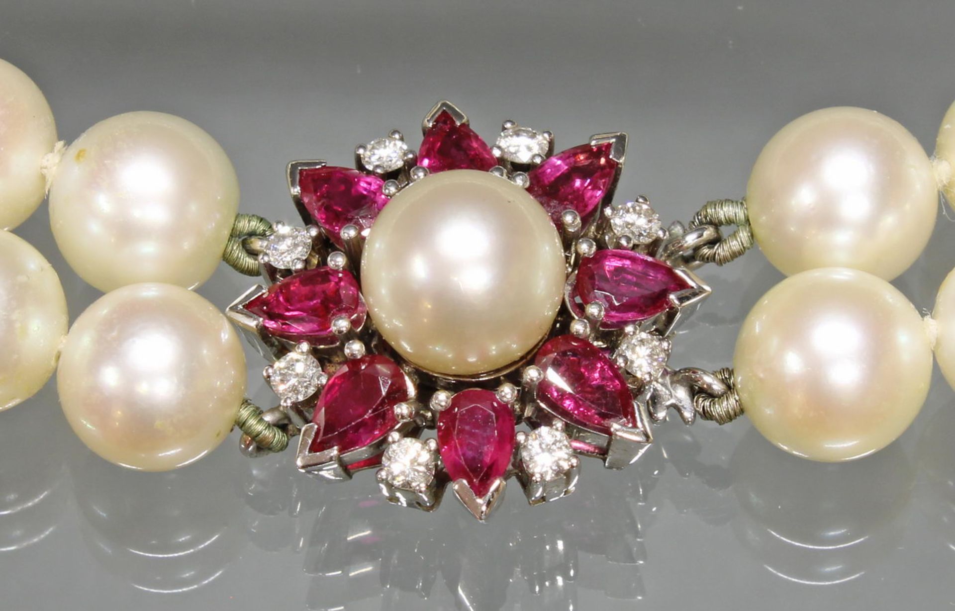 Perlenkette, zweireihig, 37 bzw. 36 Akoya-Zuchtperlen ø ca. 8.2 mm, Schließe WG 750, 8 Rubine im - Bild 2 aus 2