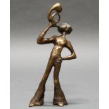 Bronze, "Hornspielerin", 24 cm hoch. Provenienz: direkt von der Künstlerin erworben. Eva de