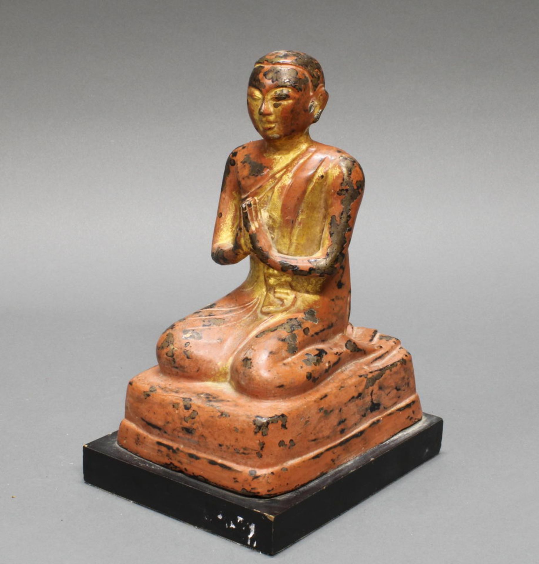Figur, "Kniender Mönch", Burma, 19. Jh., Bronze, rot-gold lackiert, auf Holzsockel montiert, 24.5