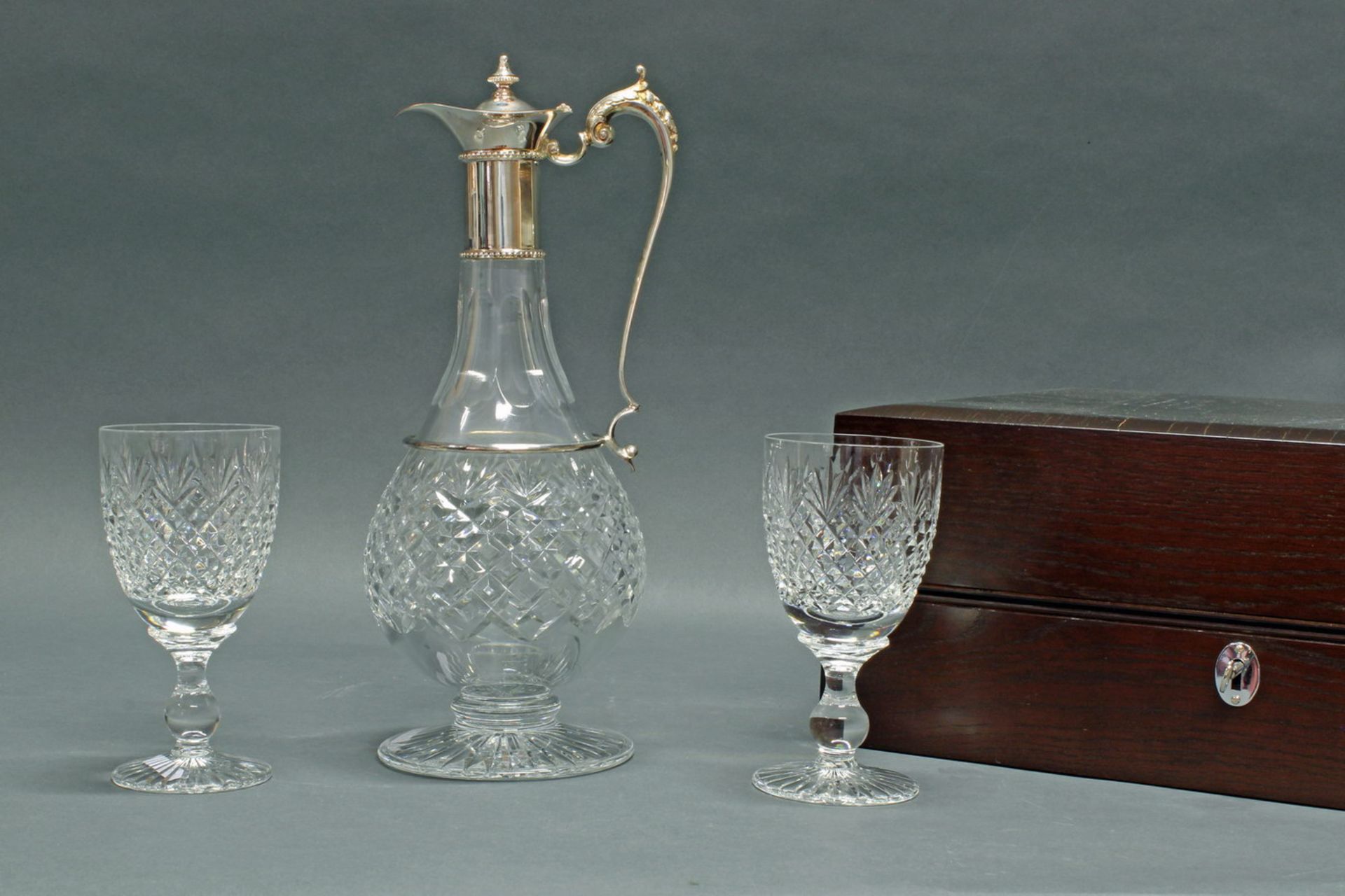 Karaffe mit Paar Weingläsern, Silber 925, farbloses Kristallglas im Steineldekor, Karaffe mit Silb