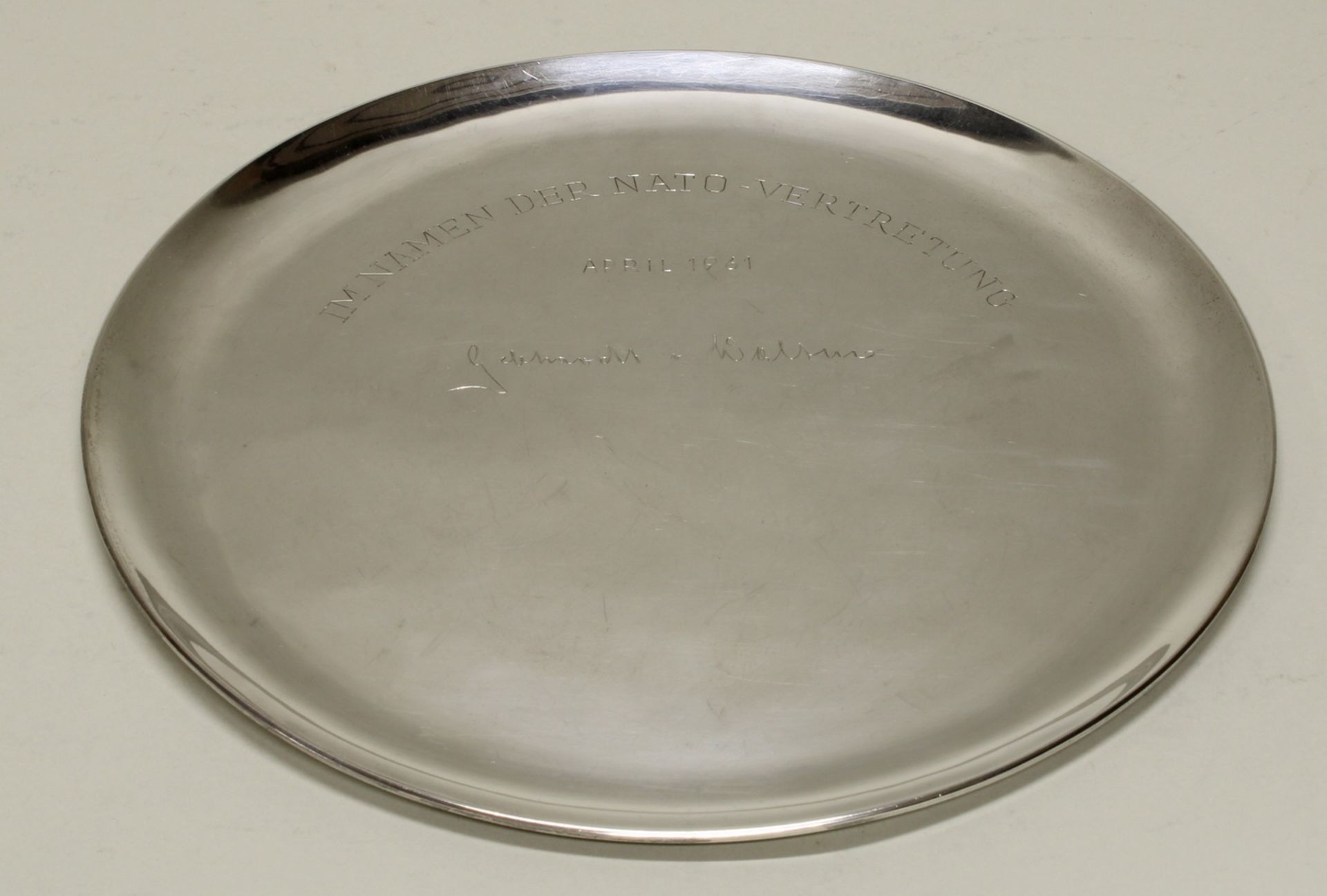 Platte, Silber 925, Mexiko, mit Widmungsgravur "Im Namen der Nato-Vertretung April 1961", ø 28 cm,