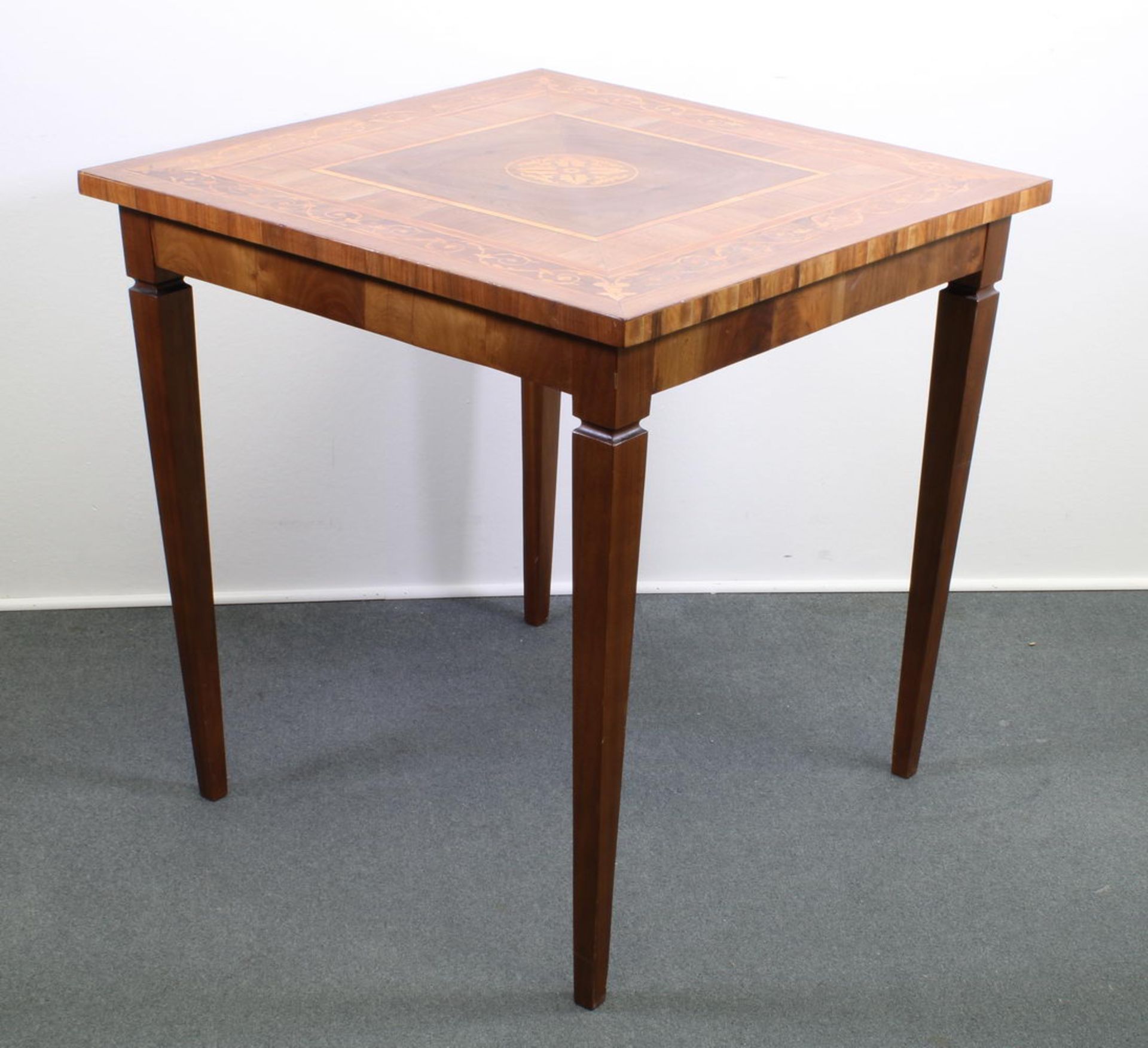 Tisch, Italien, 20. Jh., Nussbaum, Intarsienhölzer, unter Verwendung einer alten Platte, 76.5 x 75 - Image 2 of 2
