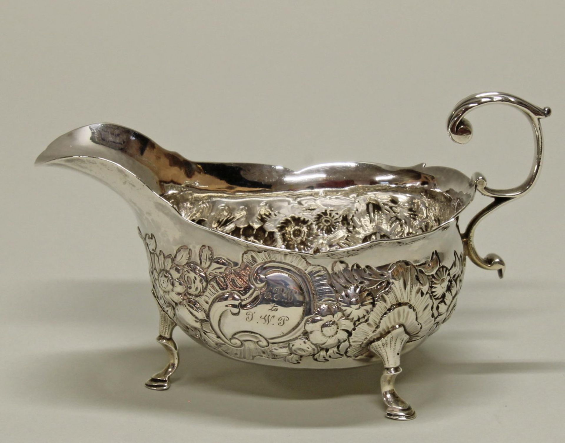 Saucière, Silber 925, London, 1755, Meistermarke, Korpus verziert mit Blütengirlanden und rocaill