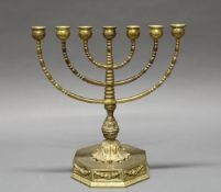 Menora-Leuchter, Messing, Judaika, siebenflammig, auf oktogonalem Sockel, 36 cm hoch